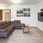 アパート Chloe Maxi 108 Sqm